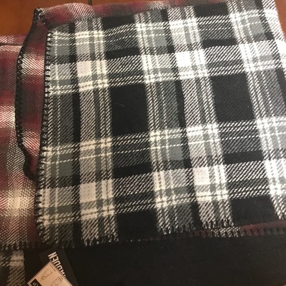 Steve Madden NWOT Double sided scarf/blanket Wrap - Picture 1 of 4